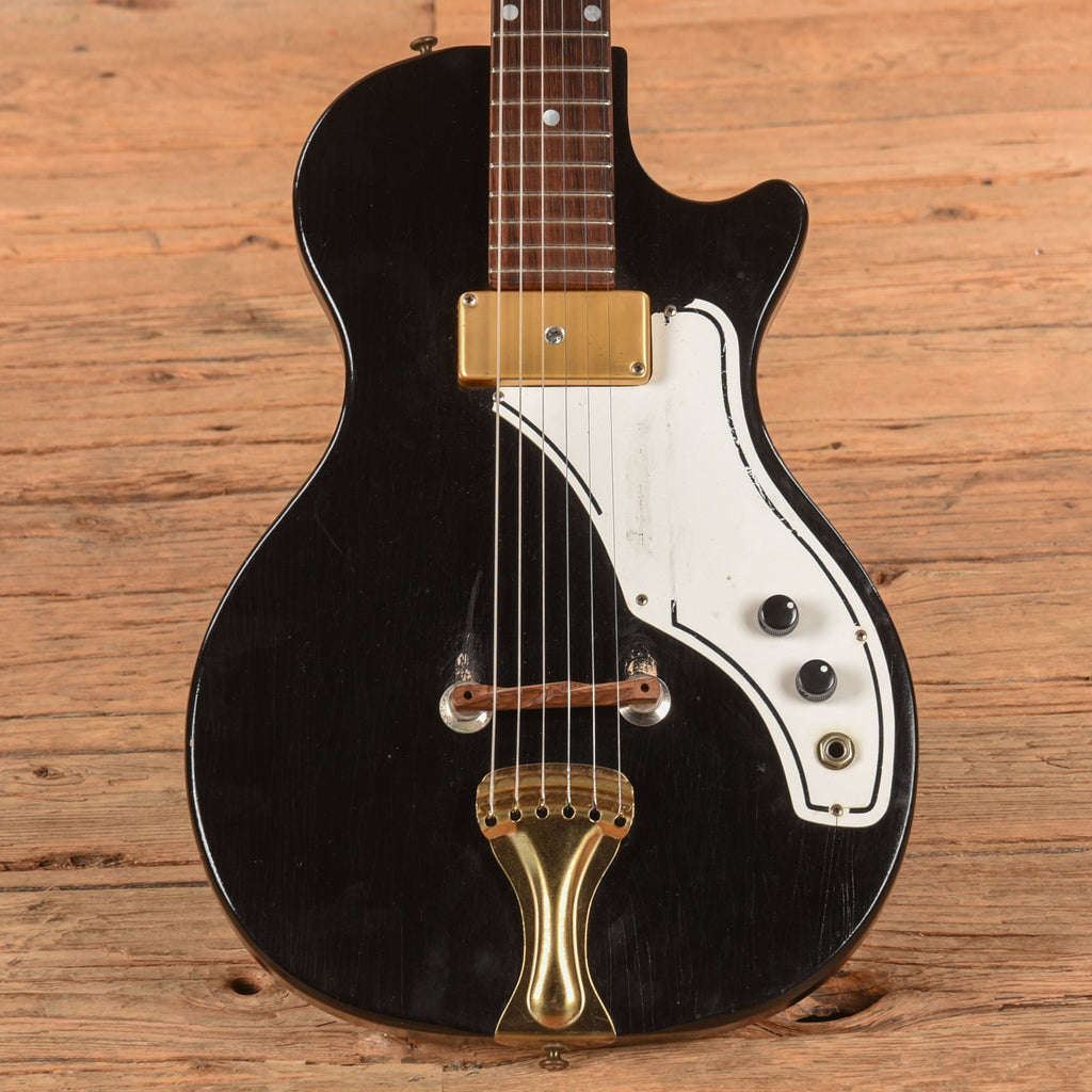 Airline Model 7214 Guitar w/ Amp in Case Black 1960s - MusicMarket