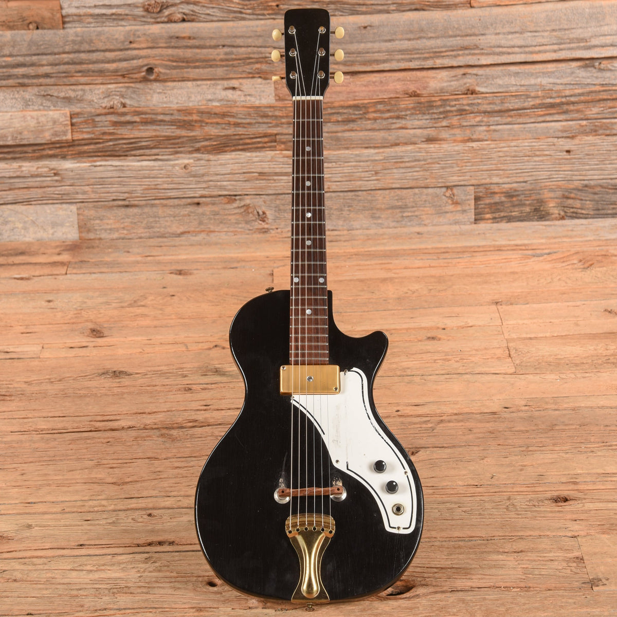 Airline Model 7214 Guitar w/ Amp in Case Black 1960s - View 4 | MusicMarket