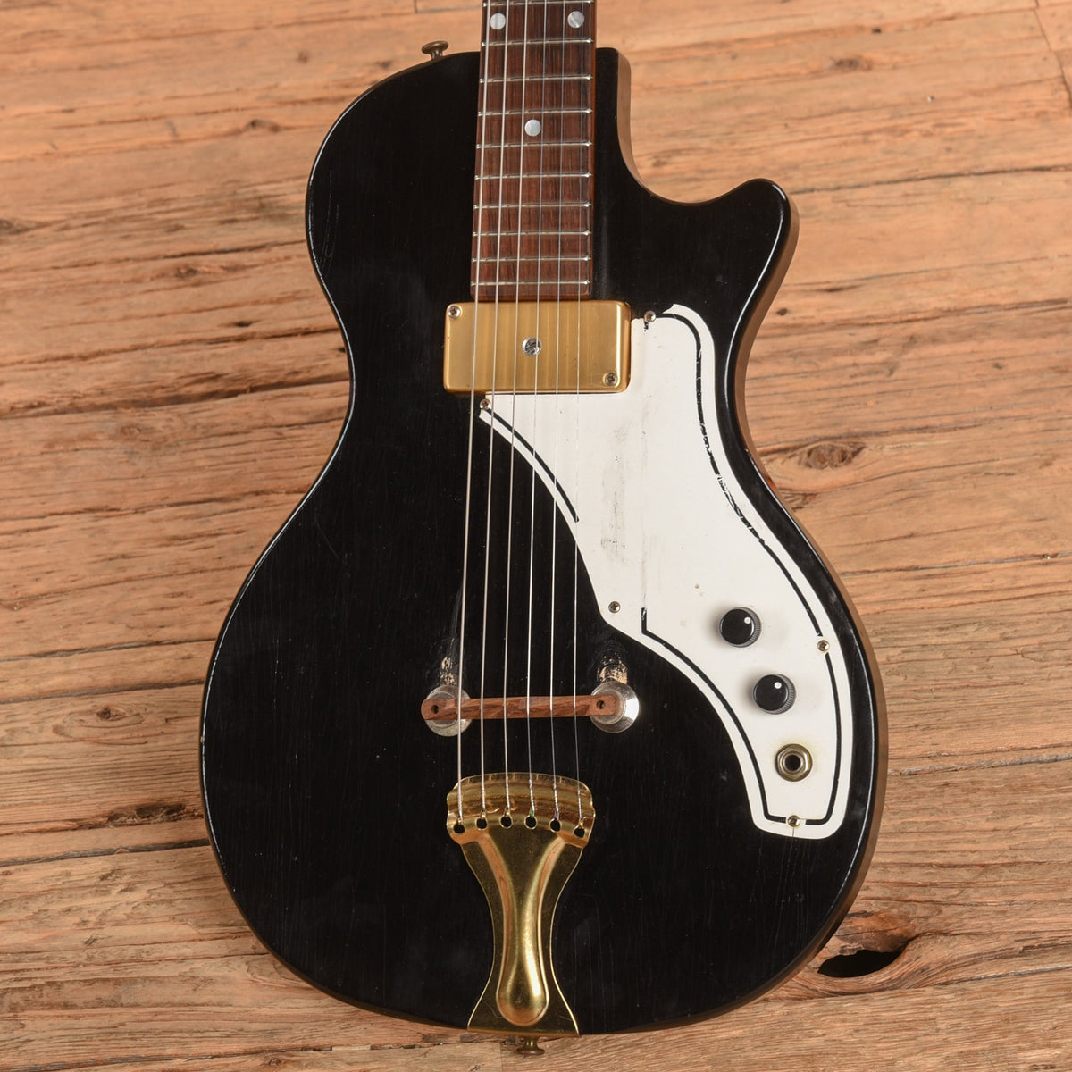 Airline Model 7214 Guitar w/ Amp in Case Black 1960s - View 2 | MusicMarket