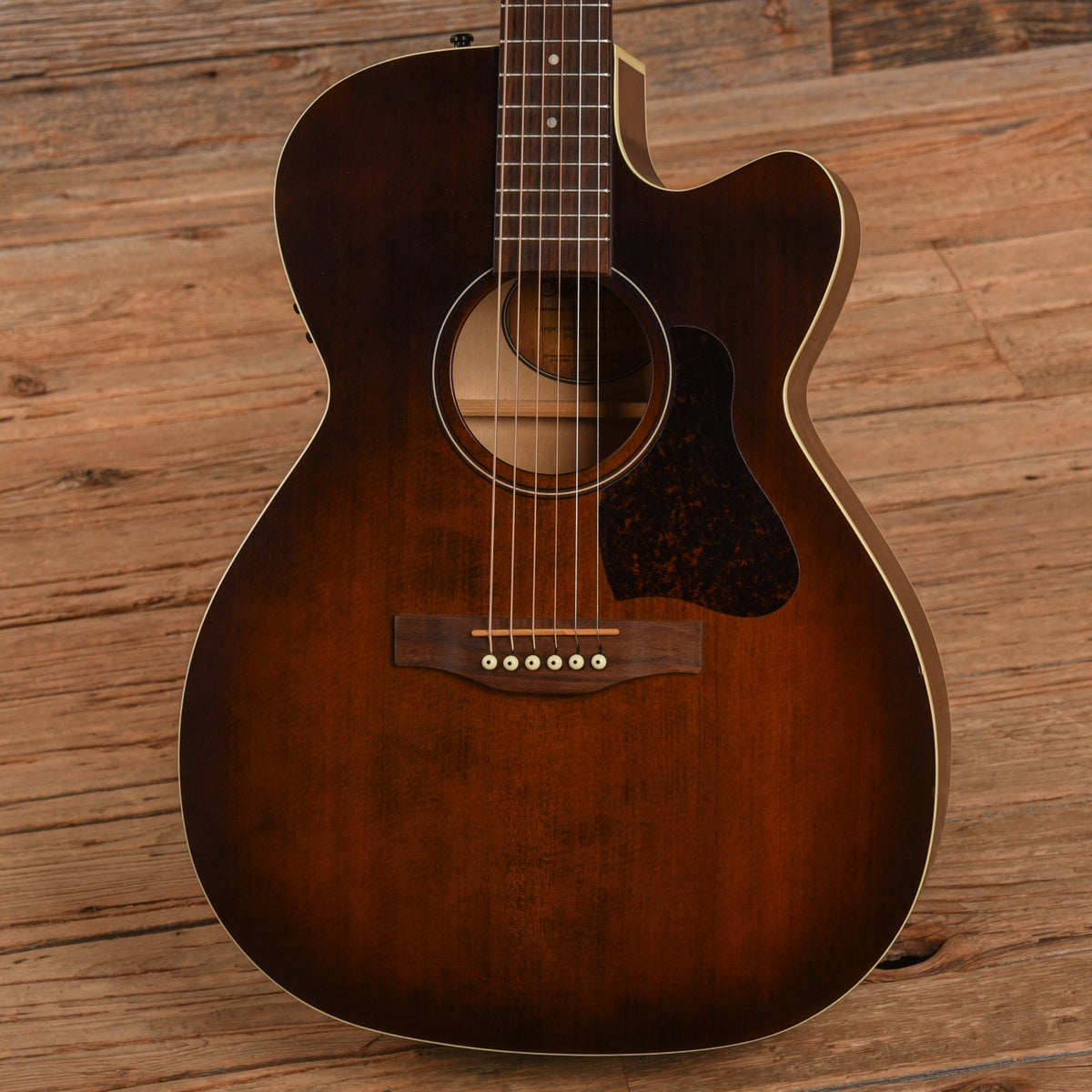 Art & Lutherie Legacy Sunburst - View 2 | MusicMarket