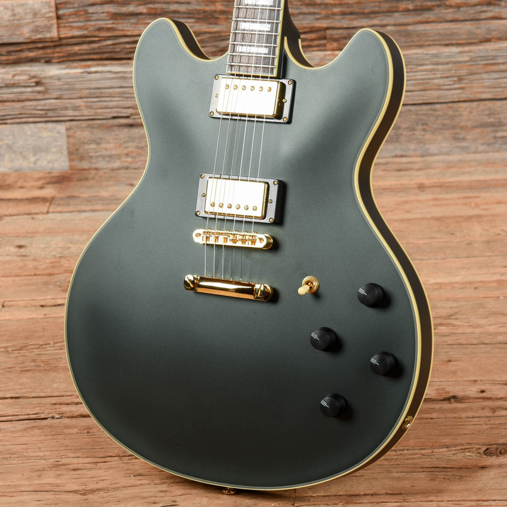 D'Angelico Deluxe DC Satin Black 2016 - View 2 | MusicMarket