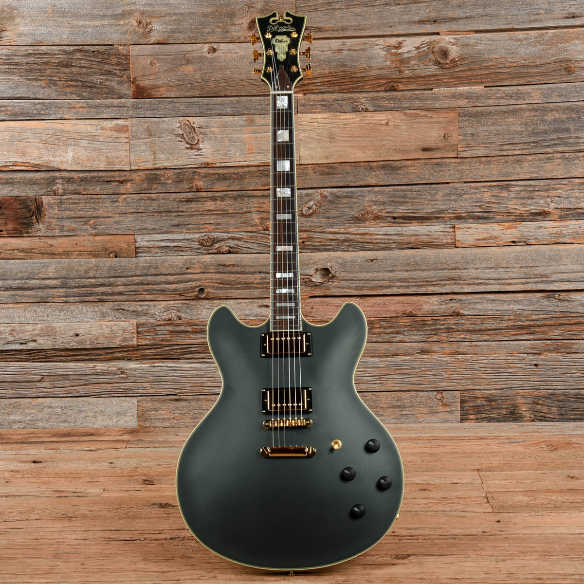 D'Angelico Deluxe DC Satin Black 2016 - View 4 | MusicMarket