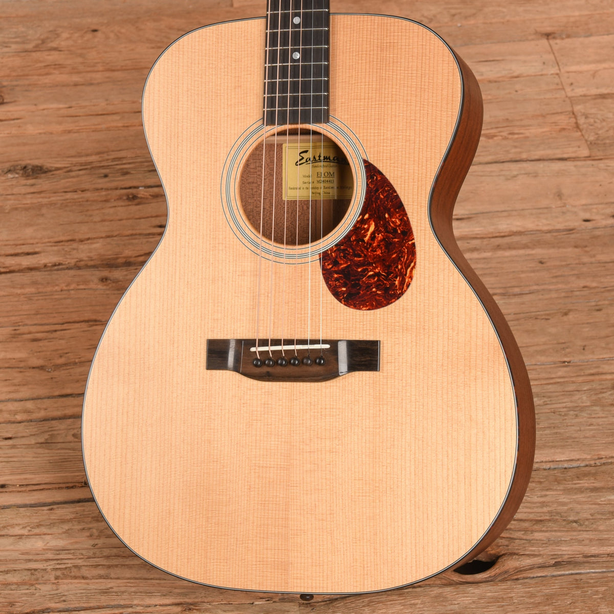 Eastman E1OM Natural - View 2 | MusicMarket