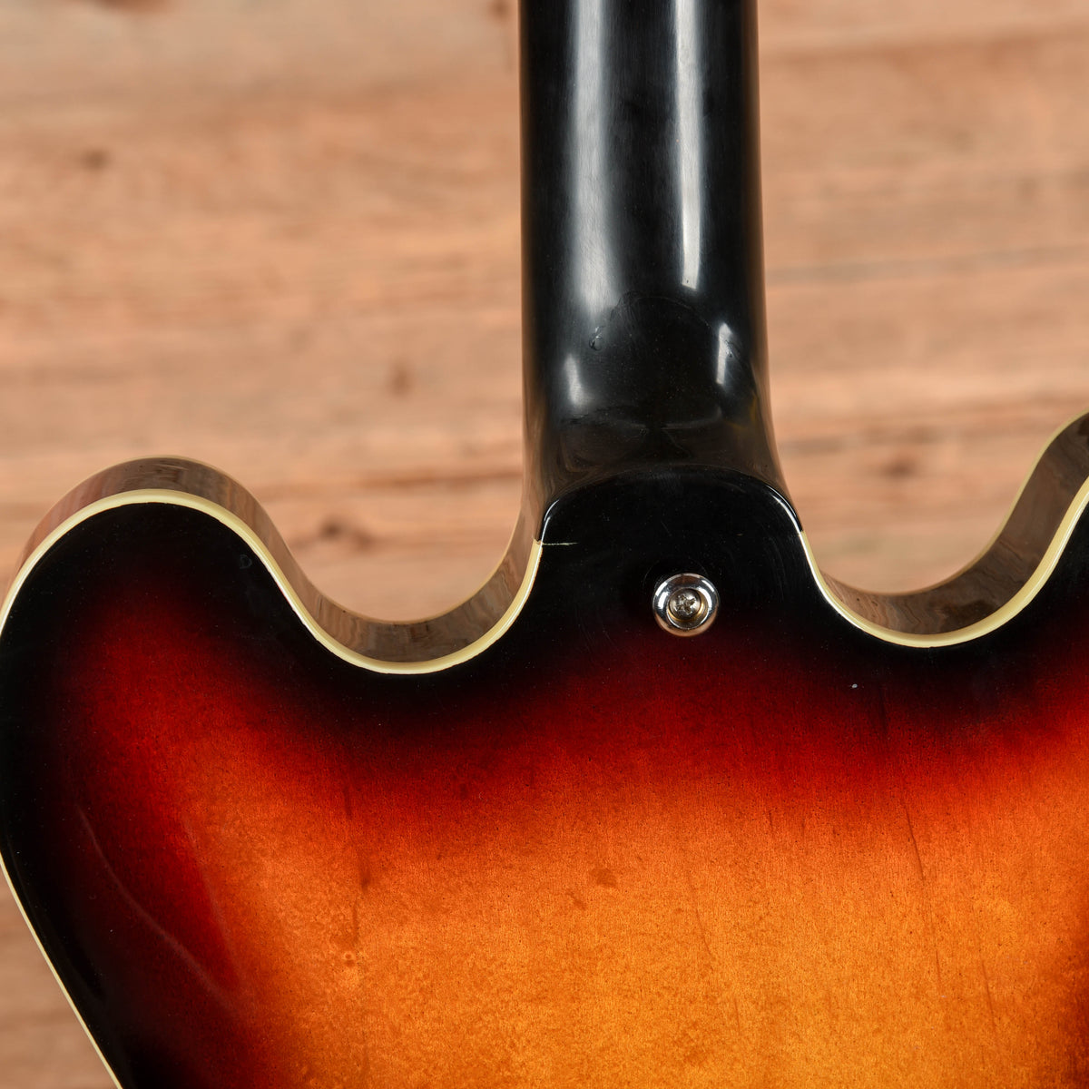 Epiphone Rivoli Bass Cherry - View 9 | MusicMarket