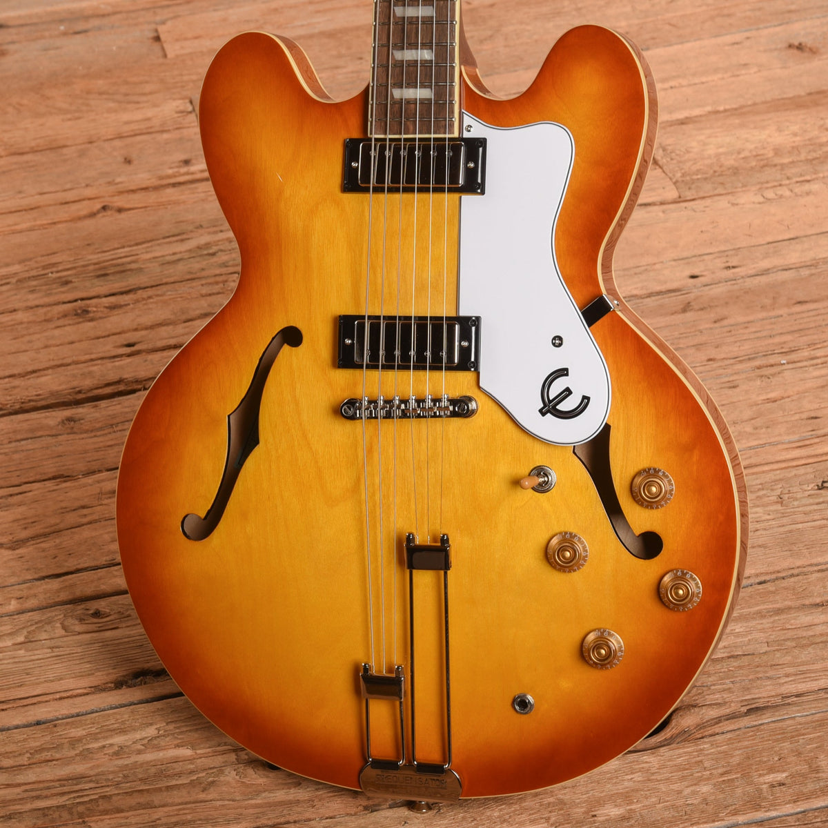 Epiphone Riviera Frequensator Sunburst 2024 - View 2 | MusicMarket