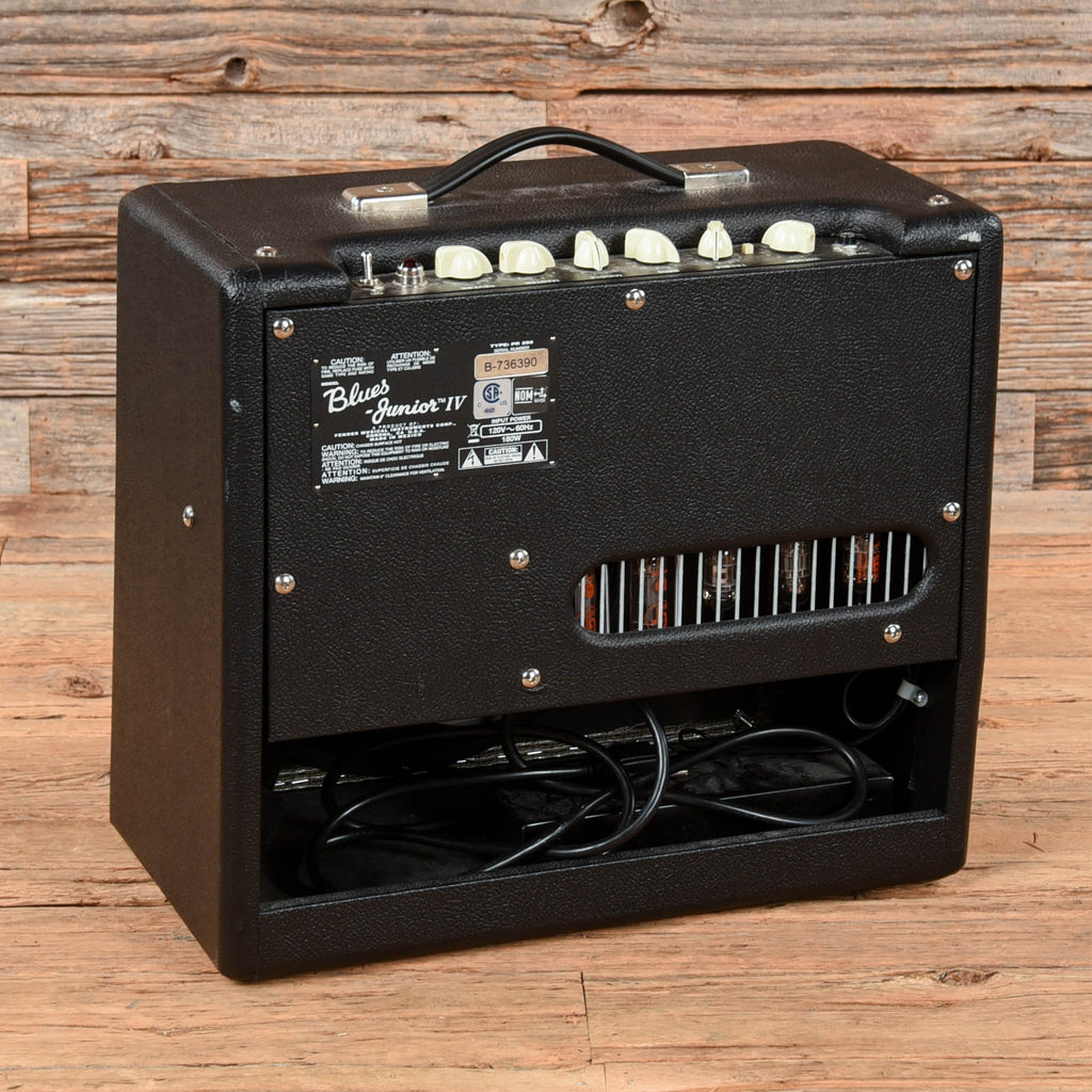 Fender Blues Junior IV 15-Watt 1x12" Guitar Combo Amp - View 2 | MusicMarket