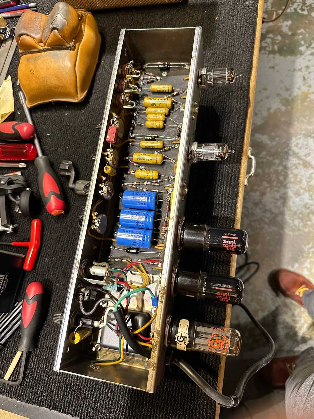 Fender Vibrolux 15-Watt 1x12" Guitar Combo Amp 1959 - View 12 | MusicMarket