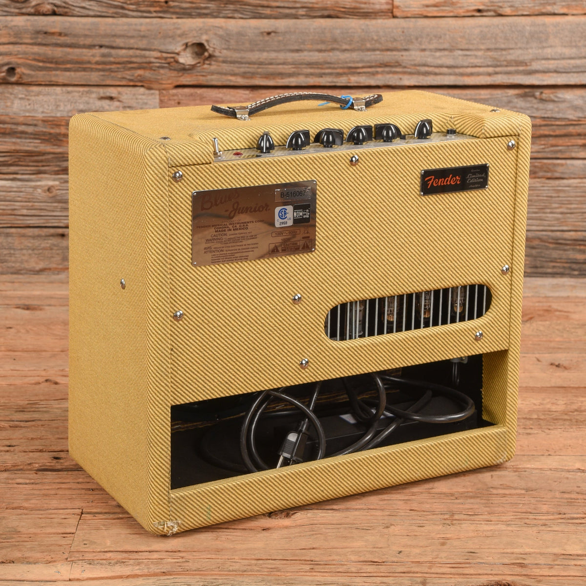 Fender Limited Edition Blues Junior Tweed 15-Watt 1x12" Guitar Combo - View 2 | MusicMarket