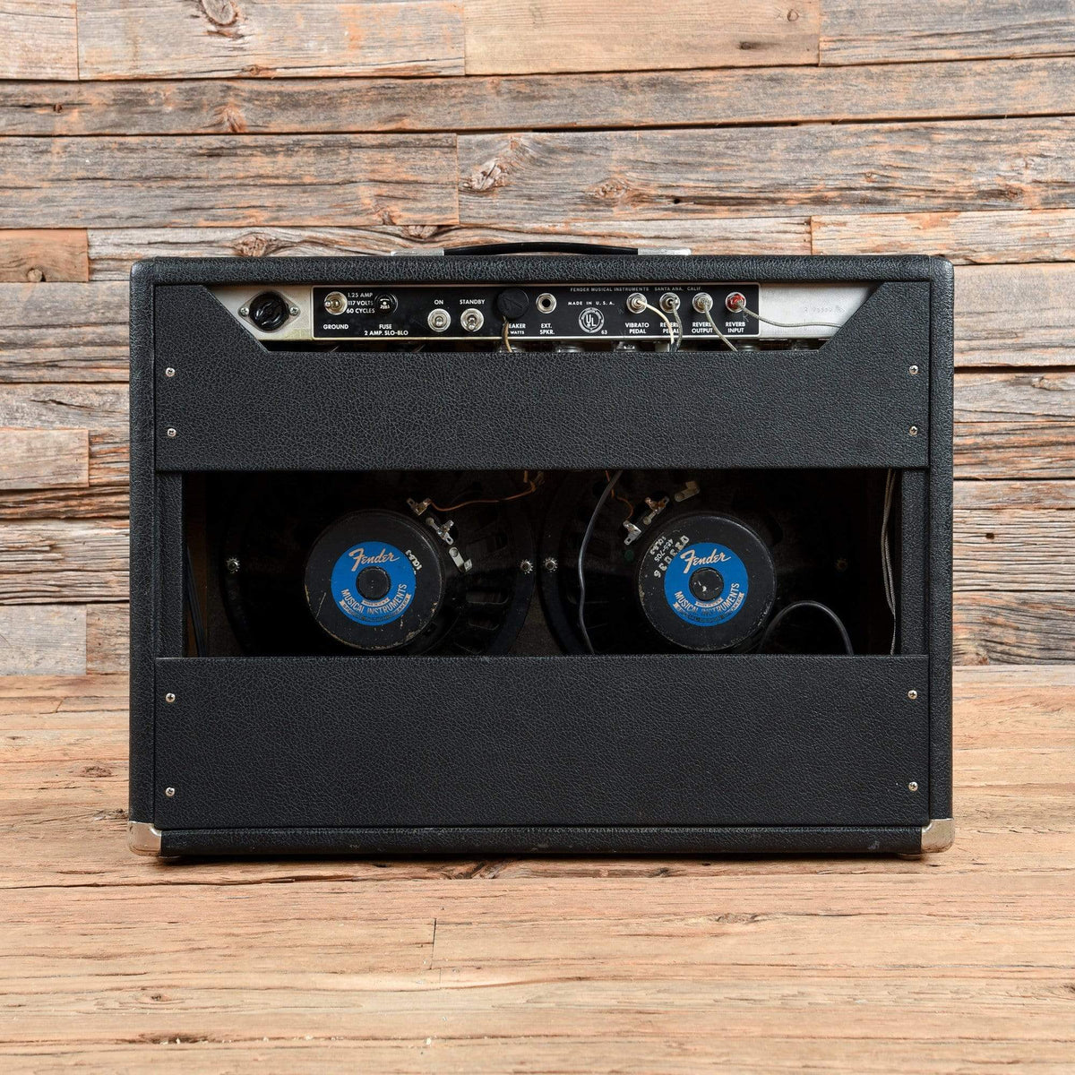 Fender Vibrolux Reverb-Amp w/Footswitch 1967 - View 3 | MusicMarket