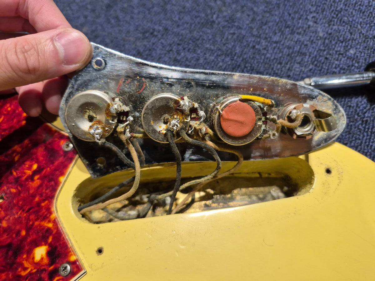 Fender Jazz Bass Olympic White Refin 1965 - View 14 | MusicMarket