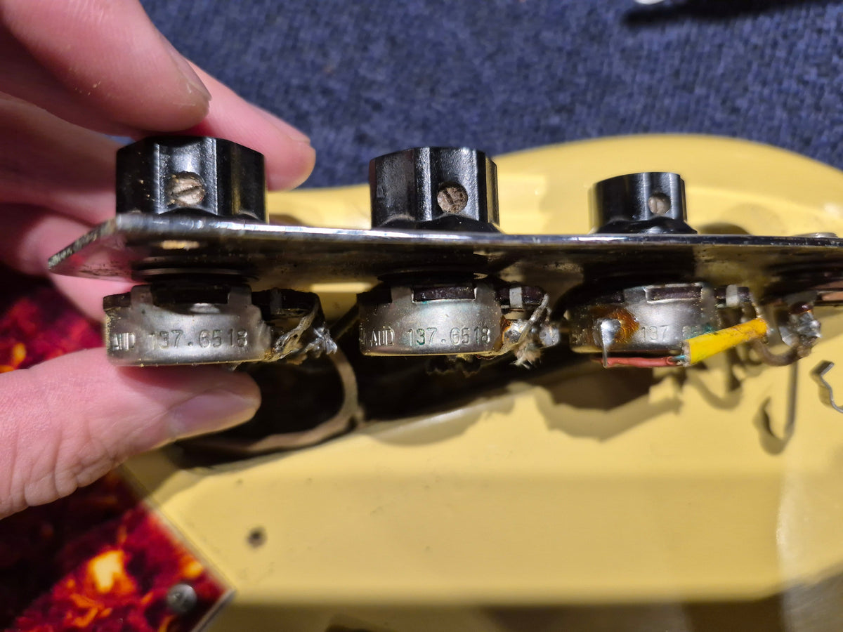 Fender Jazz Bass Olympic White Refin 1965 - View 15 | MusicMarket