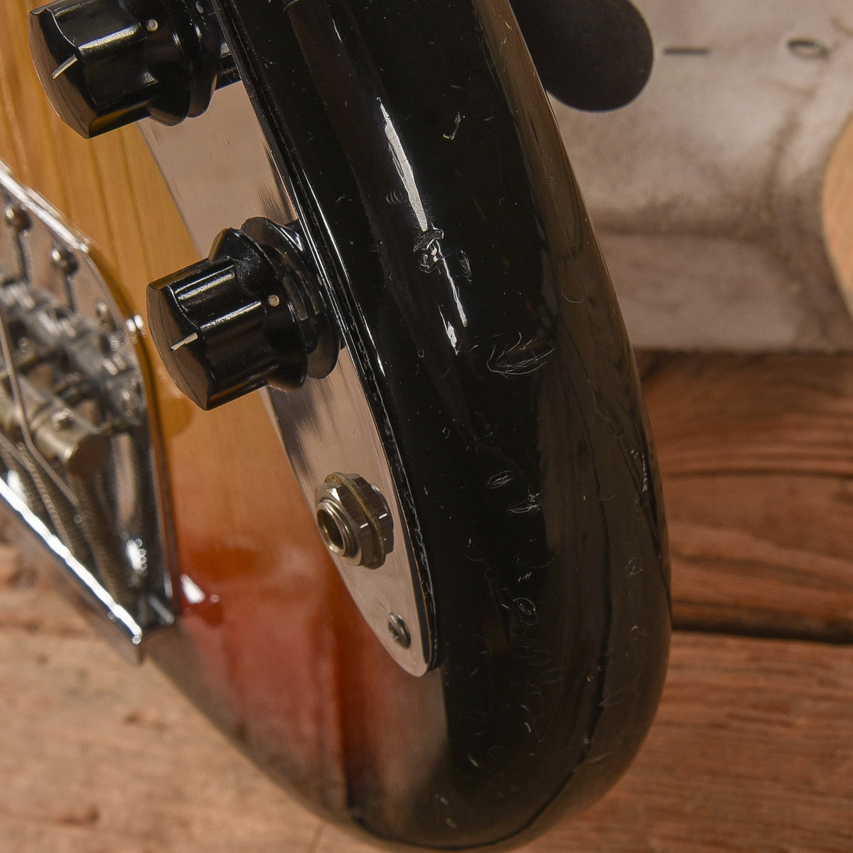 Fender Mustang Bass Sunburst 1976 - View 10 | MusicMarket