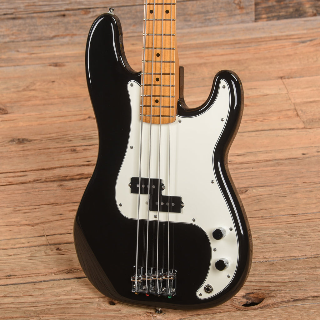 Fender Player Precision Bass Black 2024 - View 2 | MusicMarket