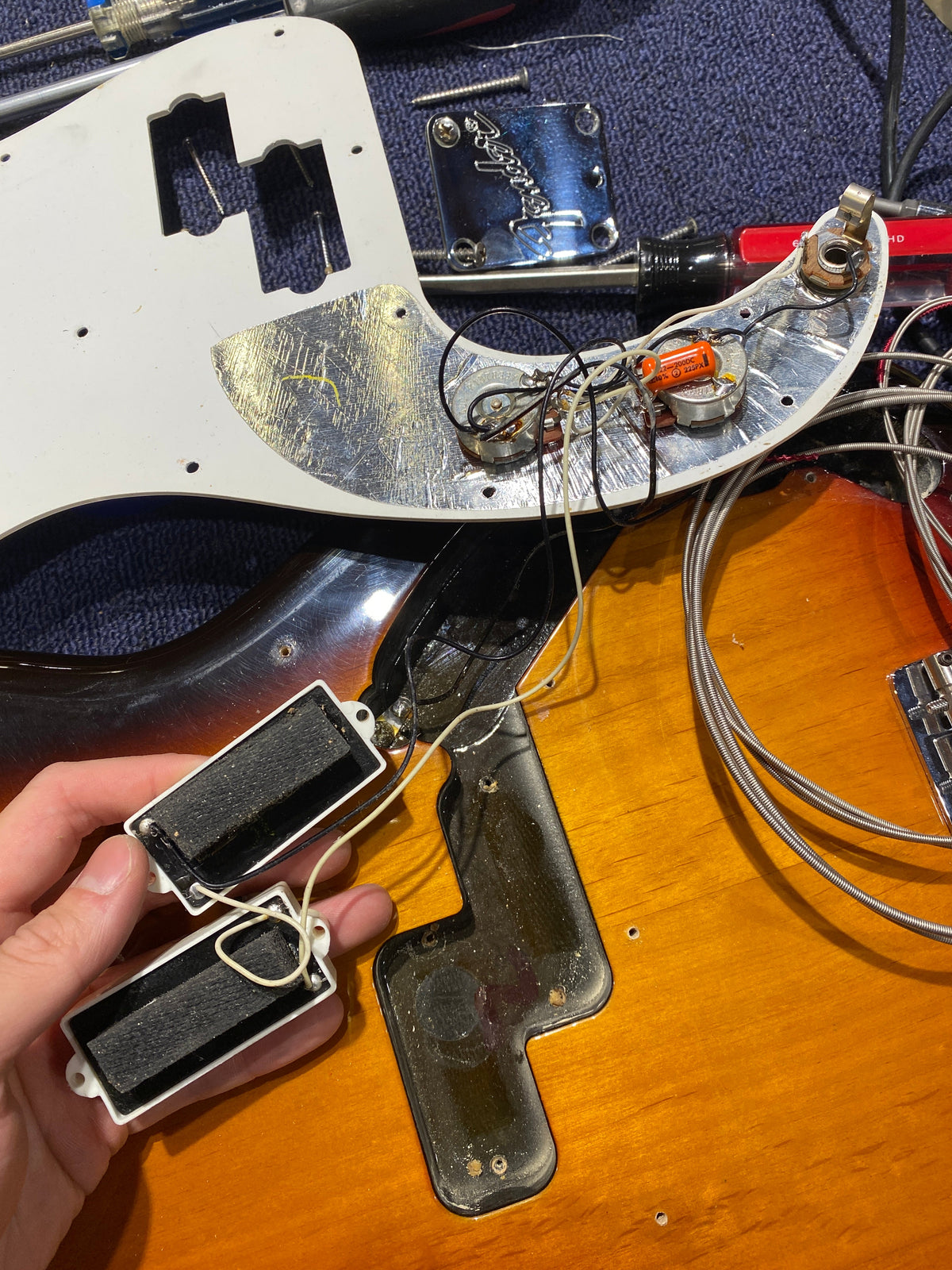 Fender Precision Bass Sunburst 1984 - View 12 | MusicMarket