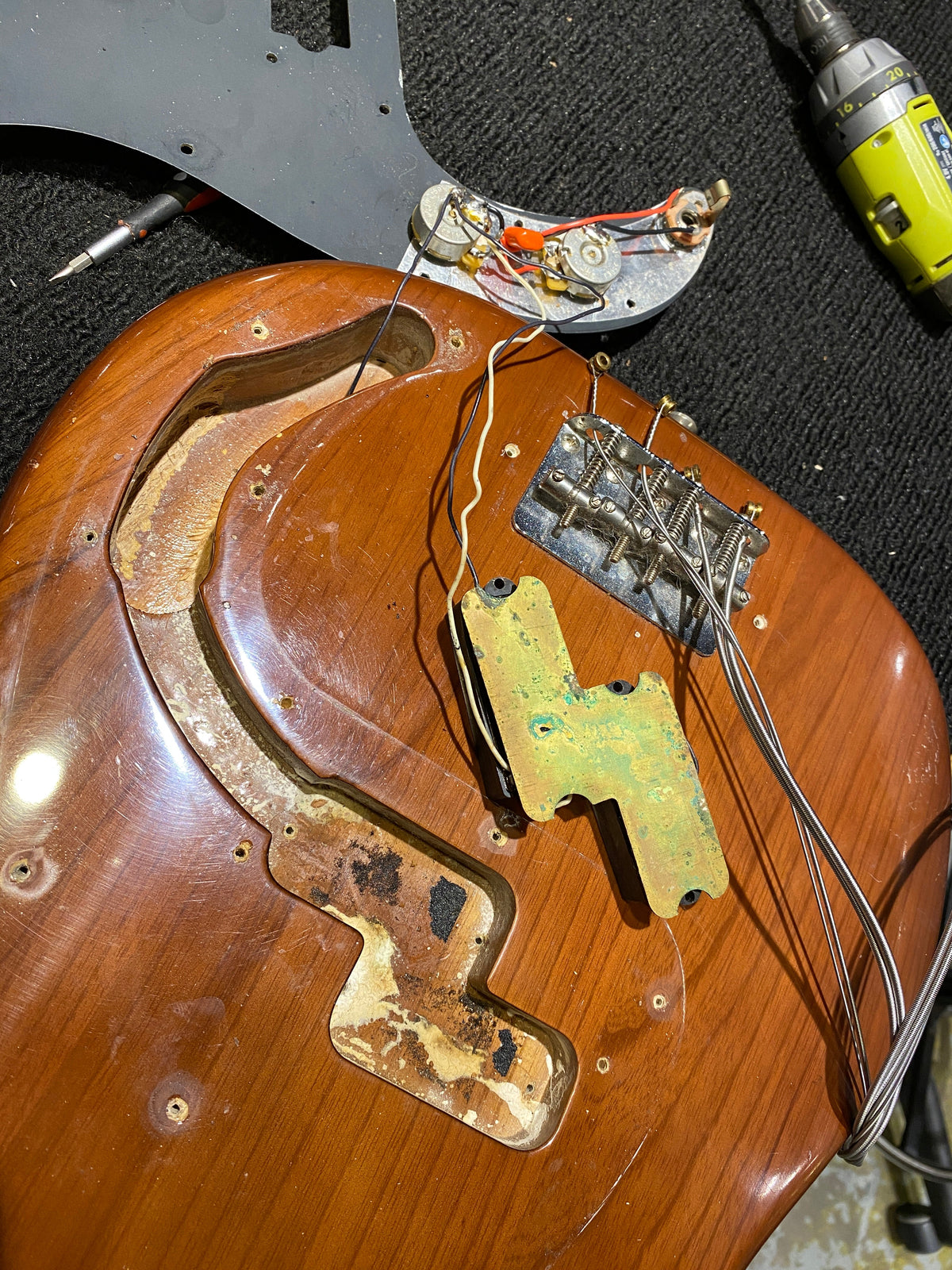 Fender Precision Bass Mocha 1977 - View 14 | MusicMarket
