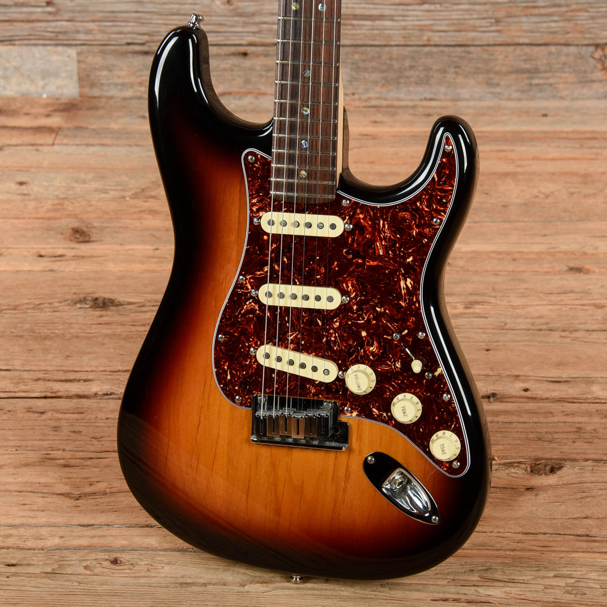 Fender AmericanDeluxe Stratocaster Sunburst 2005 - View 2 | MusicMarket