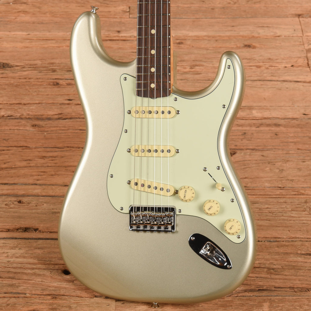 Fender Artist Series Robert Cray Signature Stratocaster Inca Silver 2021 - View 2 | MusicMarket