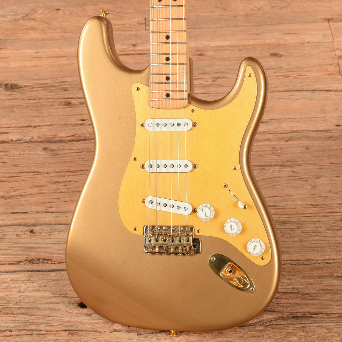Fender Custom Shop Stratocaster HLE Gold 1989 - View 2 | MusicMarket