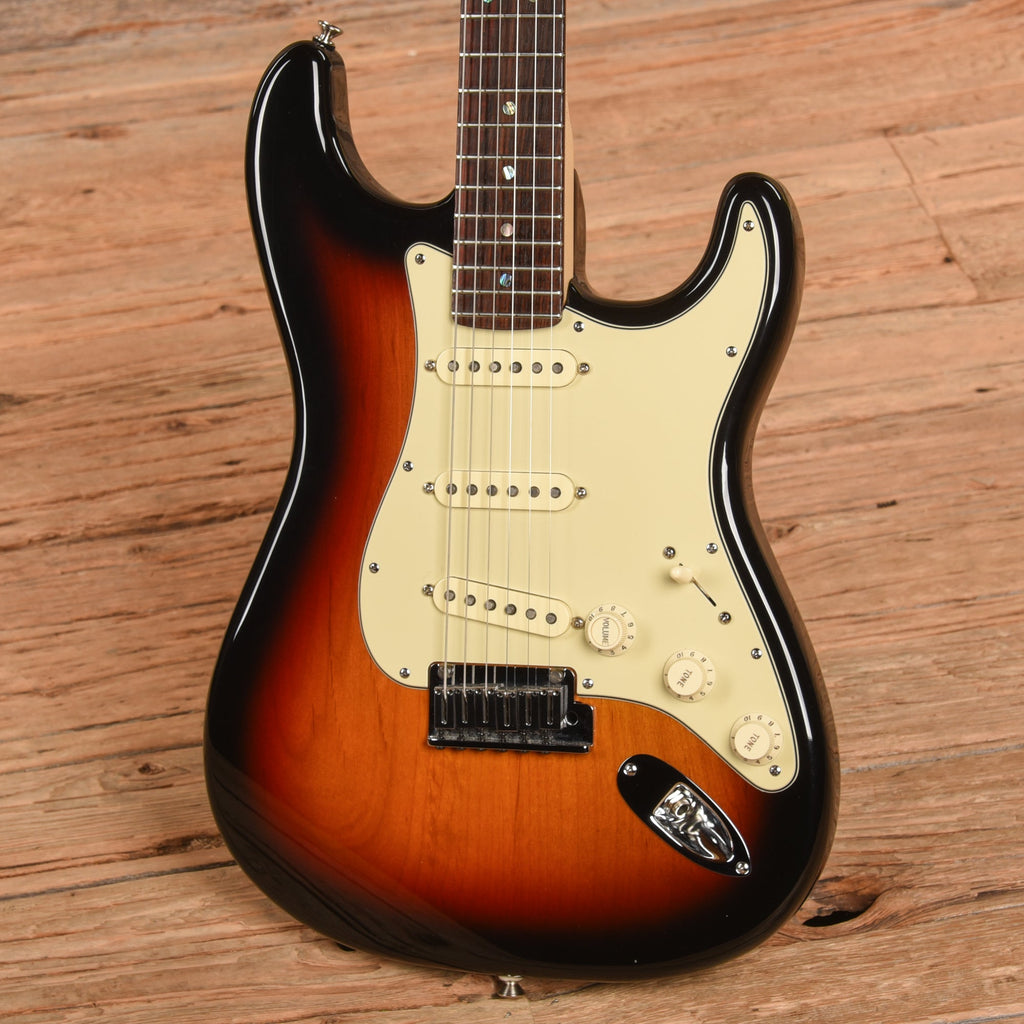 Fender American Deluxe Stratocaster Sunburst 2006 - View 2 | MusicMarket