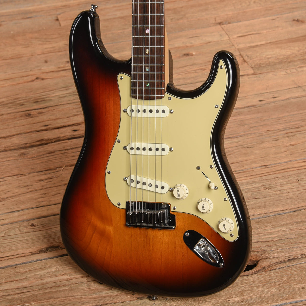 Fender American Deluxe Stratocaster Sunburst 2006 - View 2 | MusicMarket