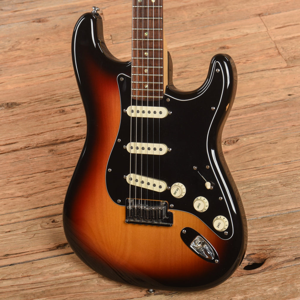 Fender American Deluxe Stratocaster Sunburst 2006 - View 2 | MusicMarket