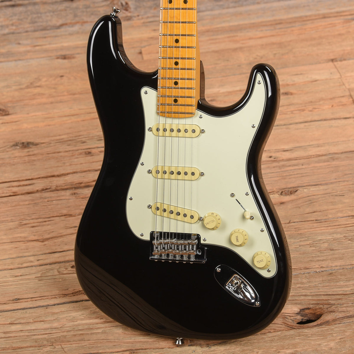 Fender American Professional II Stratocaster Black 2023 - View 2 | MusicMarket