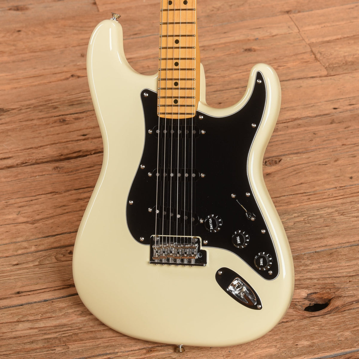 Fender American Professional II Stratocaster Olympic Pearl 2024 - View 2 | MusicMarket