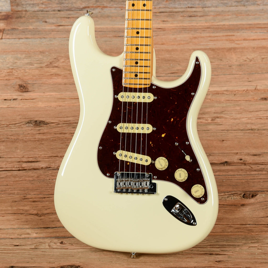 Fender American Professional II Stratocaster Olympic White 2024 - View 2 | MusicMarket