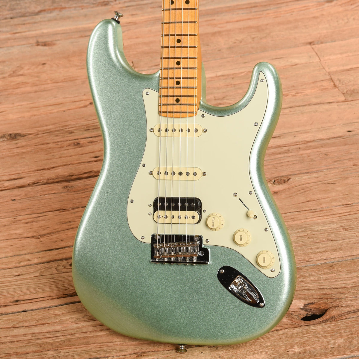 Fender American Professional II Stratocaster Surf Pearl 2024 - View 2 | MusicMarket