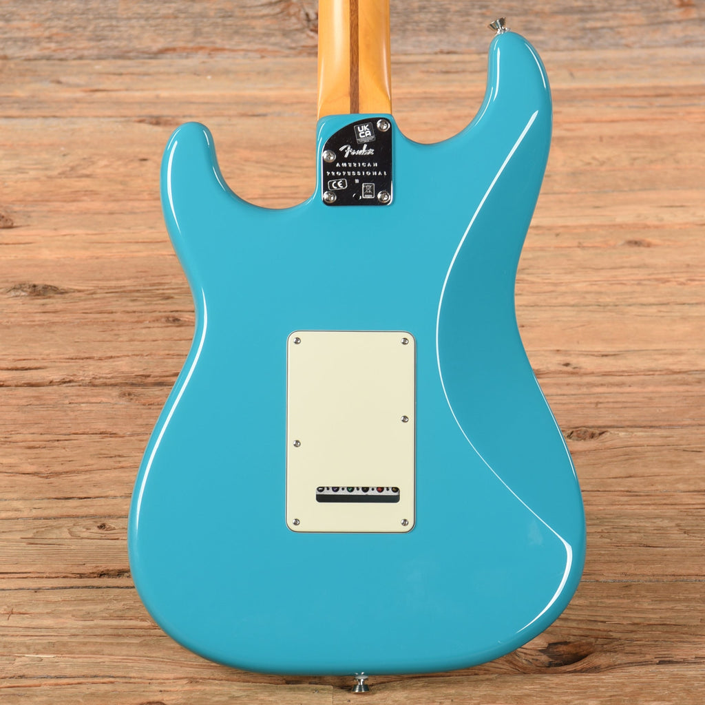 Fender American Professional Stratocaster II Miami Blue 2022 - View 3 | MusicMarket