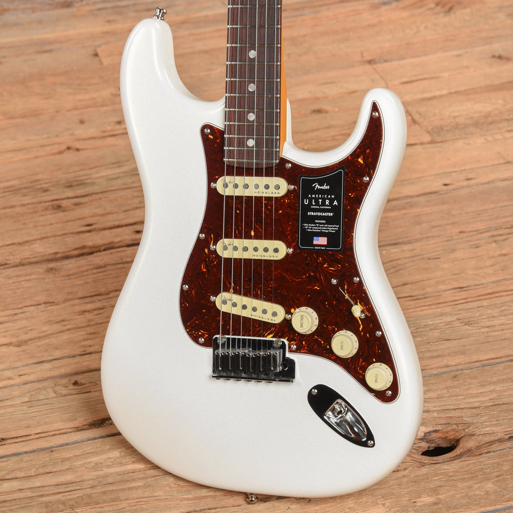Fender American Ultra Stratocaster Arctic Pearl 2022 - View 2 | MusicMarket