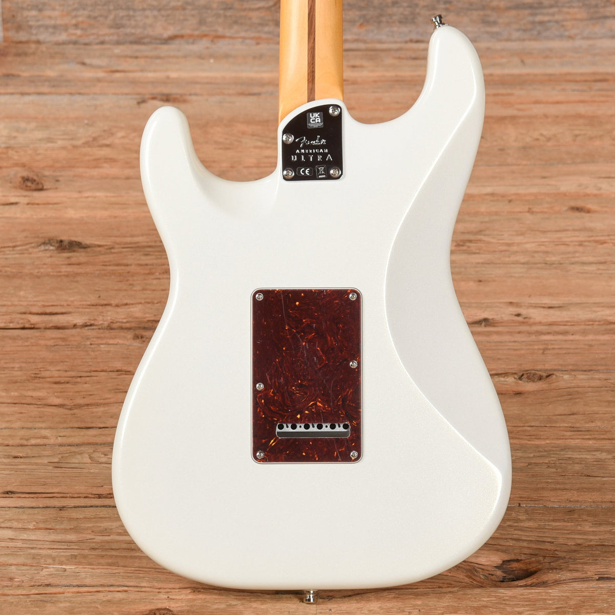 Fender American Ultra Stratocaster Arctic Pearl 2022 - View 3 | MusicMarket