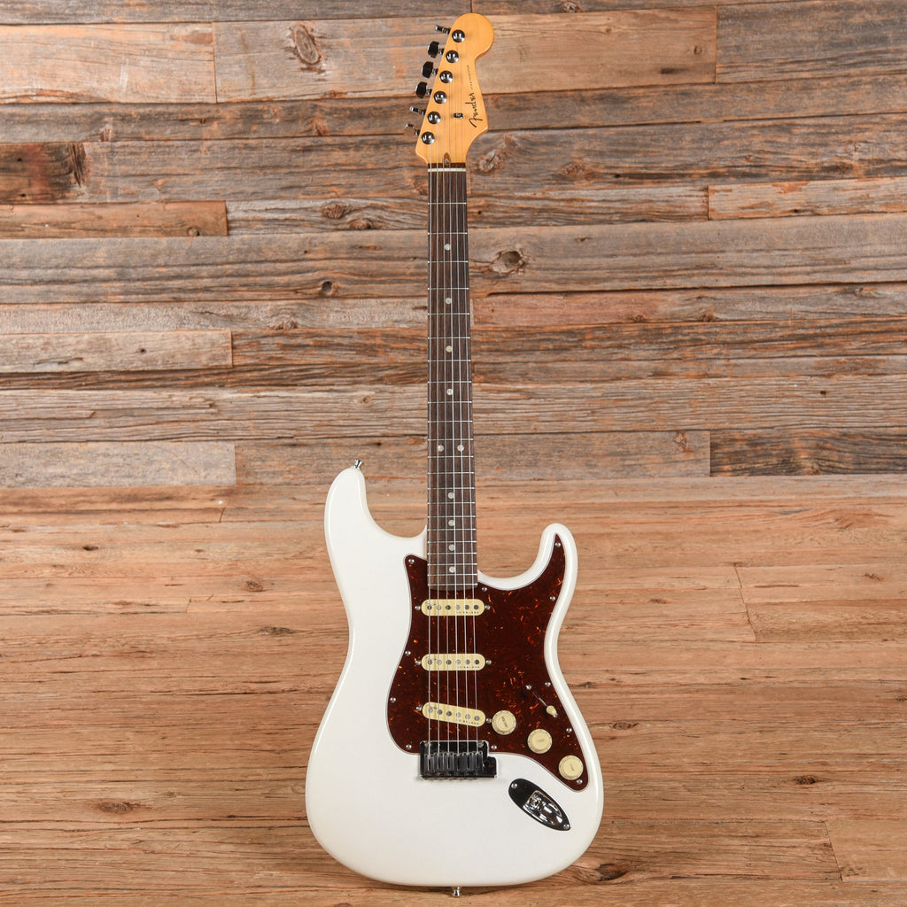 Fender American Ultra Stratocaster Arctic Pearl 2022 - View 4 | MusicMarket
