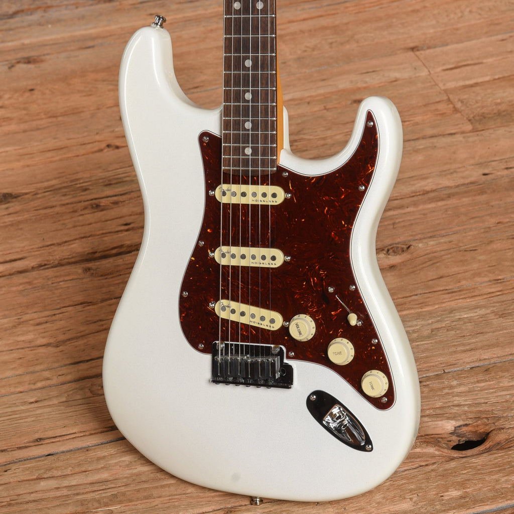 Fender American Ultra Stratocaster Arctic Pearl 2022 - View 2 | MusicMarket
