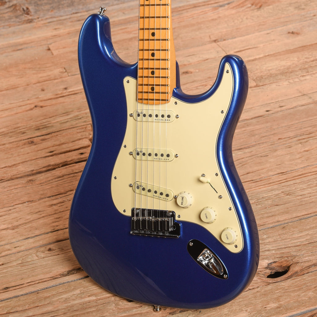 Fender American Ultra Stratocaster Cobra Blue 2022 - View 2 | MusicMarket
