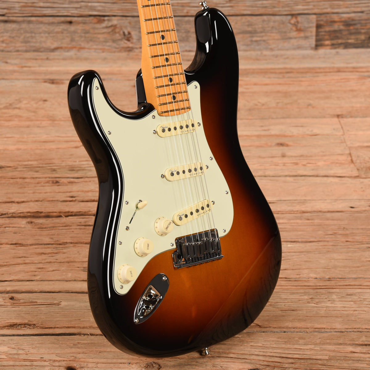 Fender American Ultra Stratocaster Ultraburst 2022 LEFTY - View 2 | MusicMarket