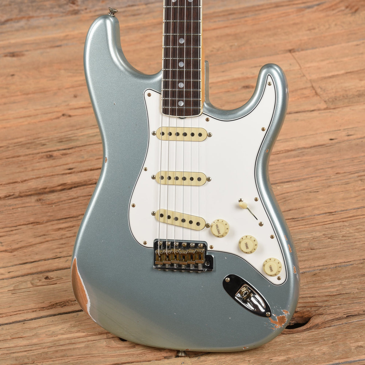 Fender Custom Shop 67 Stratocaster Relic Aged Firemist Silver 2023 - View 2 | MusicMarket