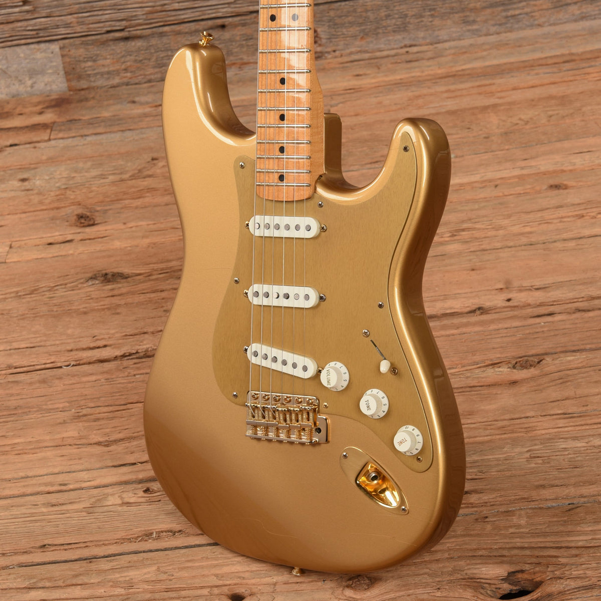 Fender Custom Shop HLE Limited Edition Stratocaster Gold - View 2 | MusicMarket