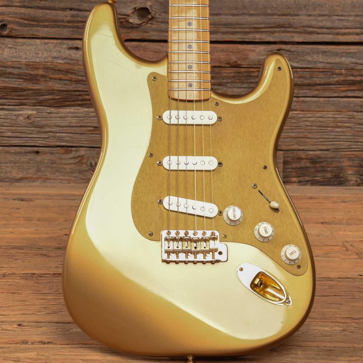 Fender Custom Shop HLE Limited Edition Stratocaster Gold - View 11 | MusicMarket