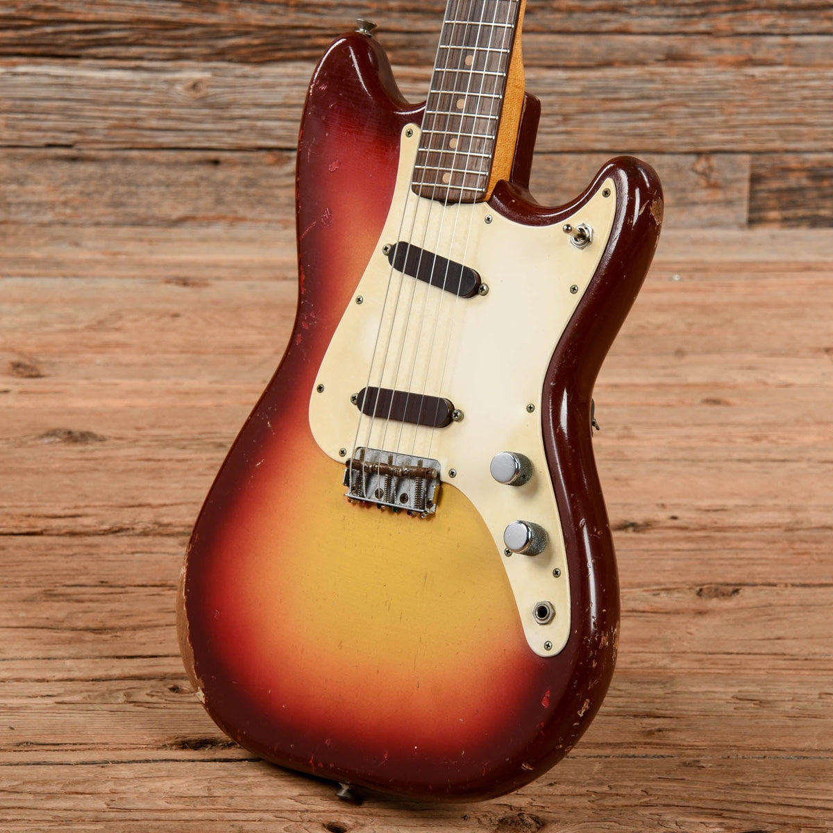 Fender Duo-Sonic Sunburst 1961 - View 2 | MusicMarket