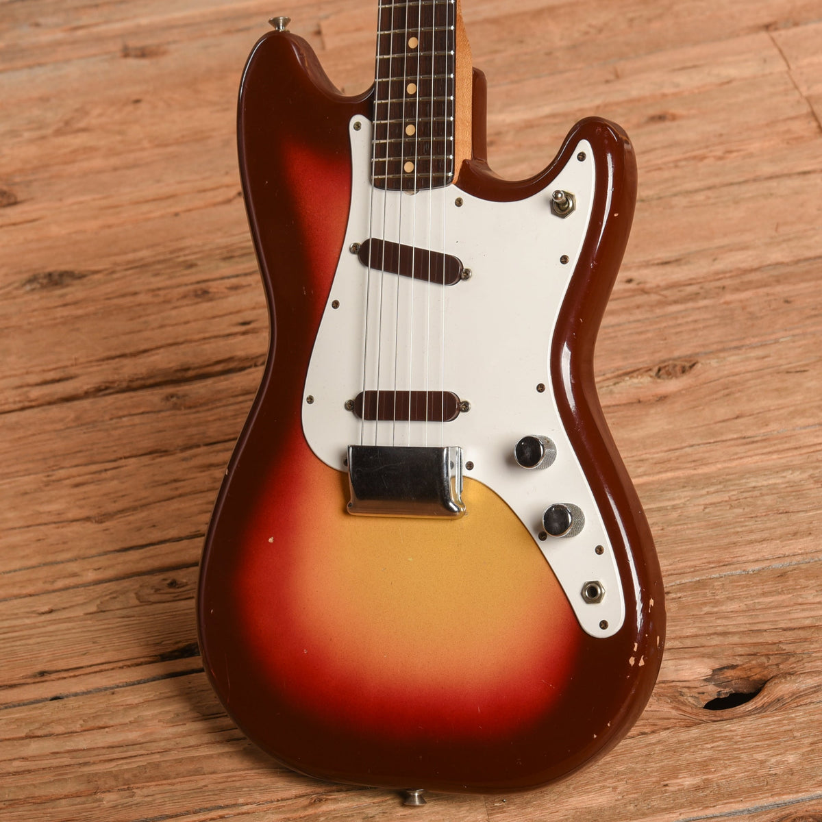Fender Duo-Sonic Sunburst 1963 - View 2 | MusicMarket