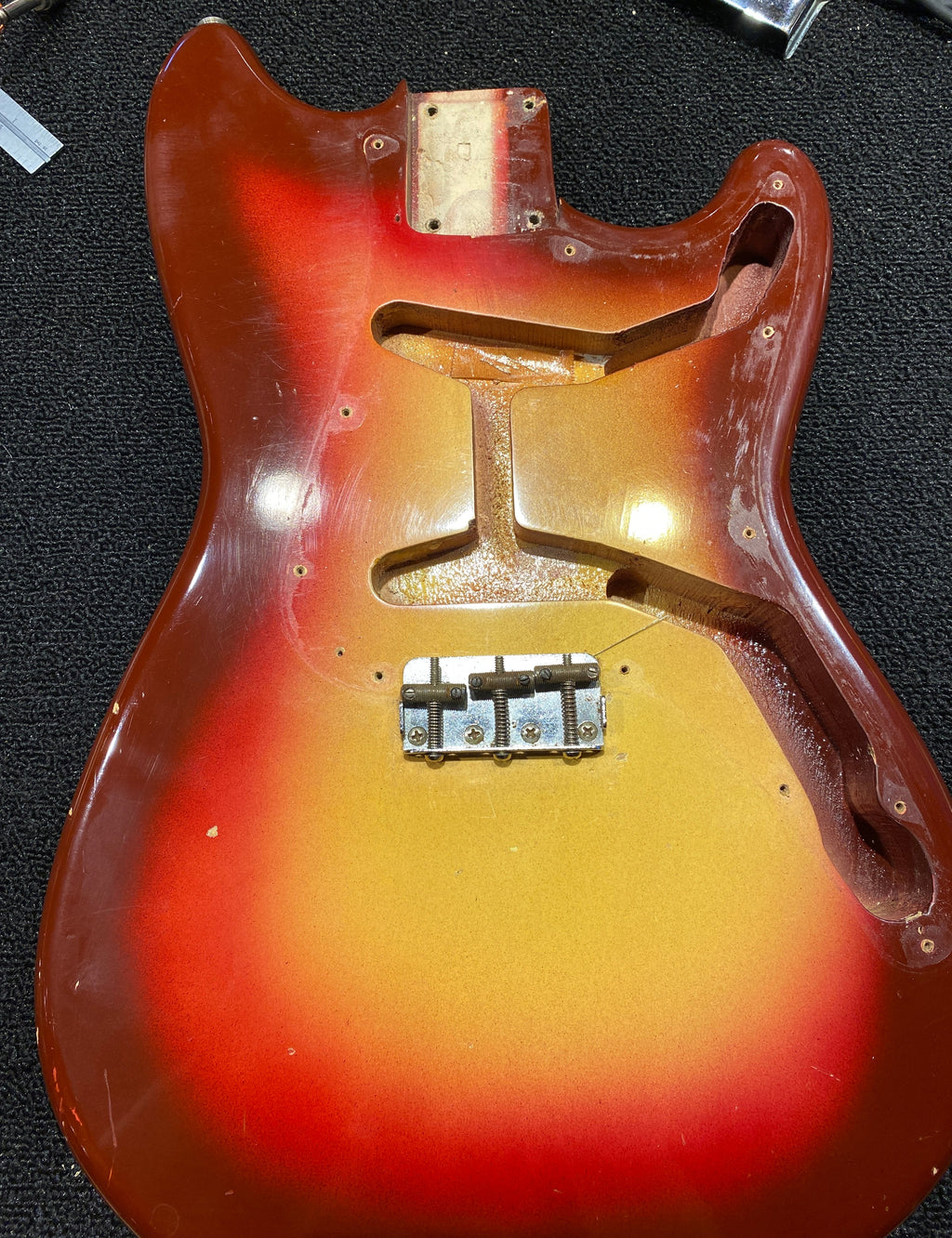 Fender Duo-Sonic Sunburst 1963 - View 15 | MusicMarket