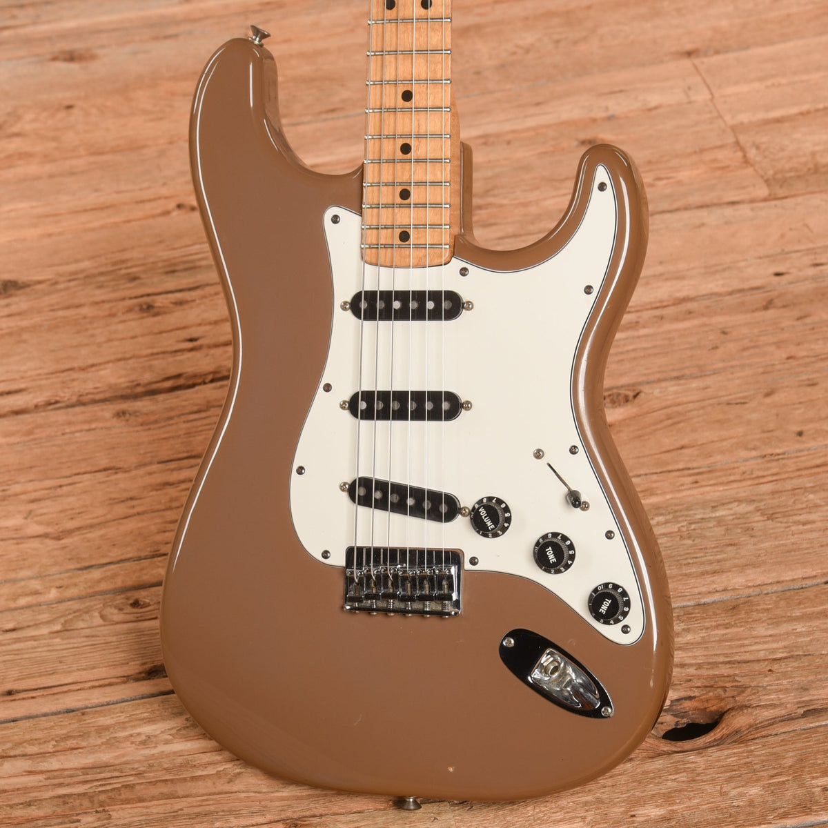 Fender International Series Stratocaster Hardtail Sahara Toupe 1981 - View 2 | MusicMarket