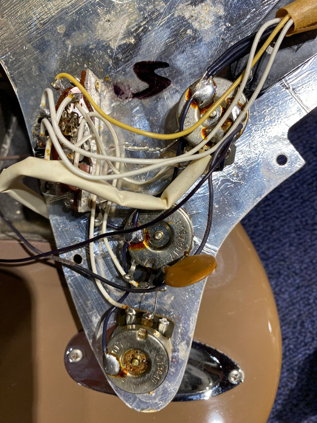 Fender International Series Stratocaster Hardtail Sahara Toupe 1981 - View 13 | MusicMarket