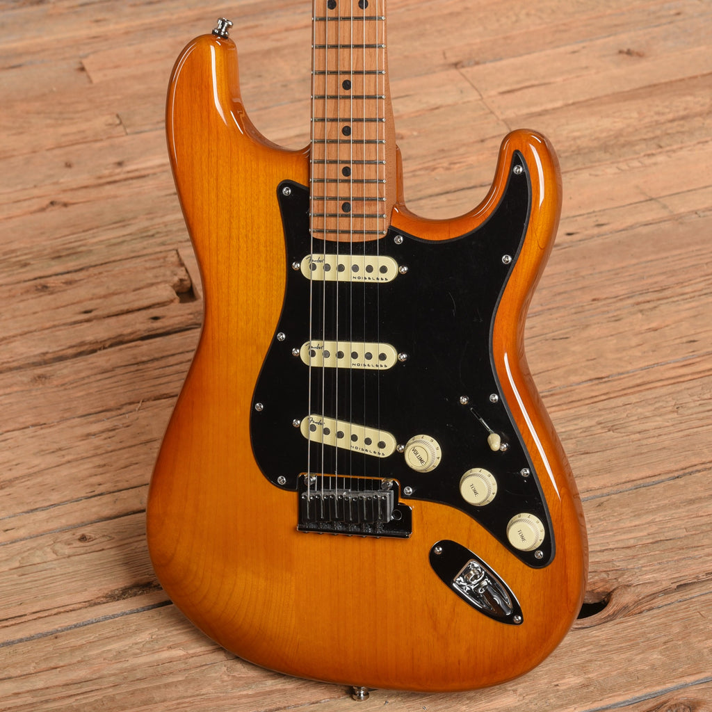 Fender Limited Edition American Ultra Stratocaster Honey Burst 2024 - View 2 | MusicMarket