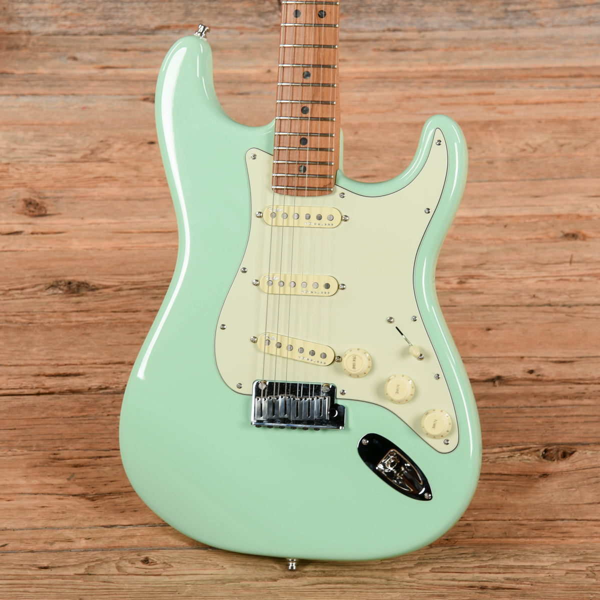Fender Limited Edition American Ultra Stratocaster Seafoam Green 2024 - View 2 | MusicMarket