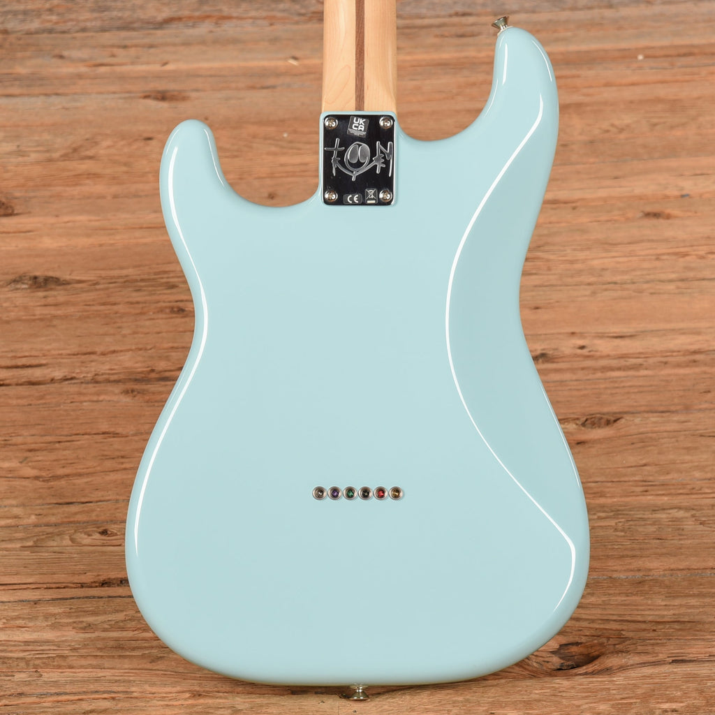 Fender Limited Edition Tom Delonge Stratocaster Sonic Blue 2023 - View 3 | MusicMarket