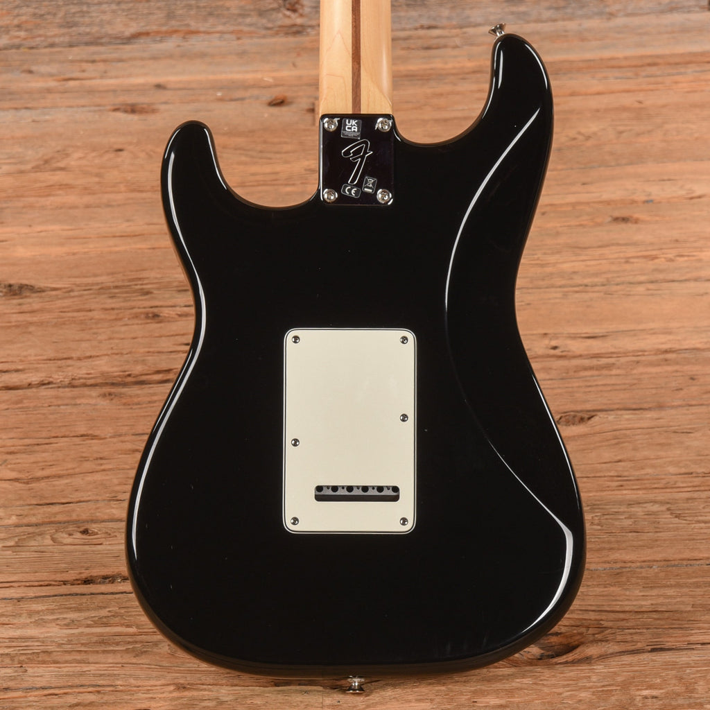 Fender Player Stratocaster Black 2021 - View 3 | MusicMarket