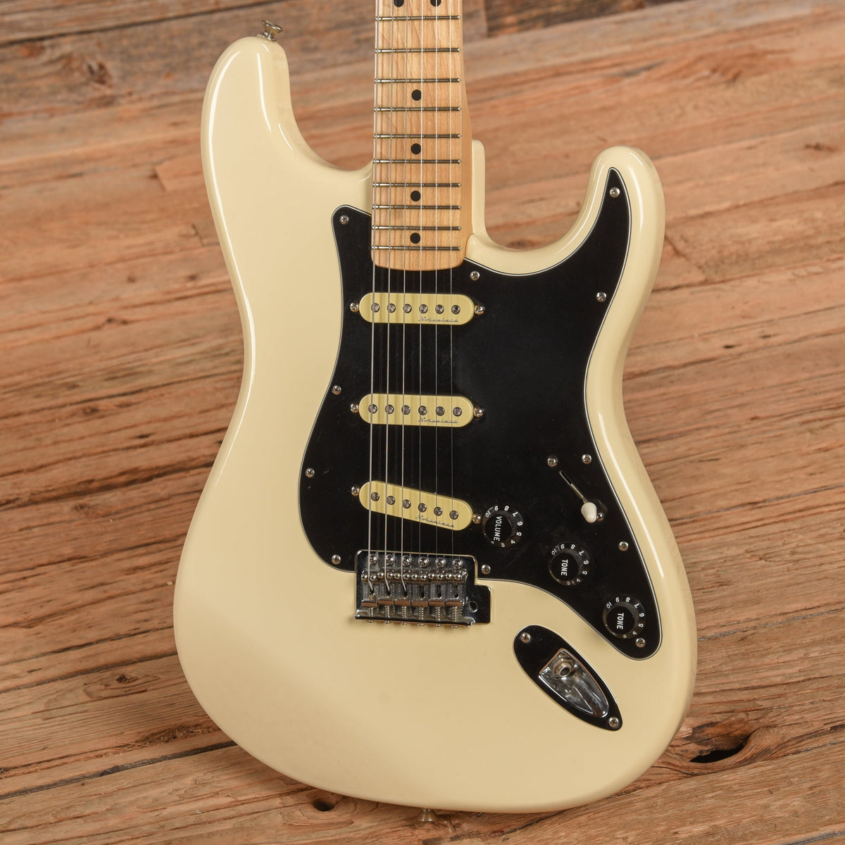 Fender Standard Stratocaster Olympic Pearl 2004 - View 2 | MusicMarket
