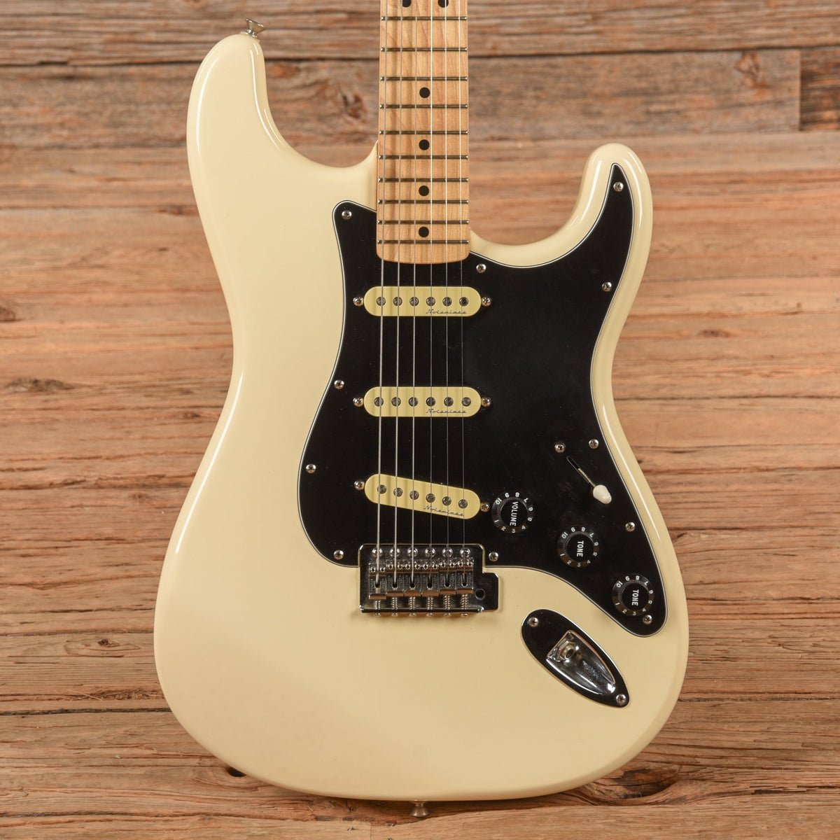 Fender Standard Stratocaster Olympic Pearl 2004 - MusicMarket